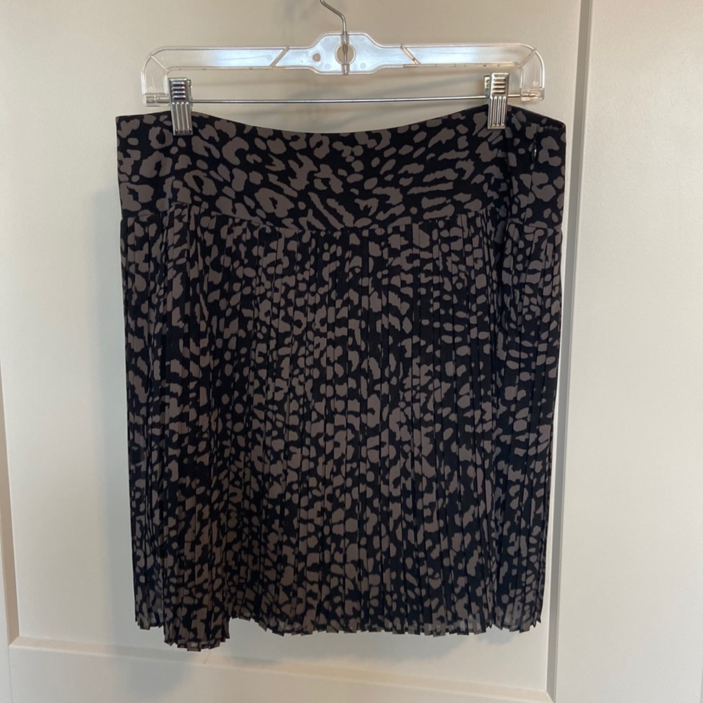 Pleated skirt with black and gray animal print